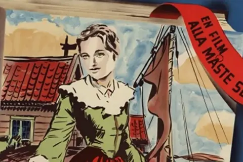 En film om Emilie Flygare-Carléns liv. En ung kvinna i grön klänning står framför ett hus och en båt.
