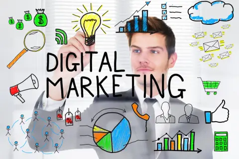 Un hombre dibuja en una pantalla: "DIGITAL MARKETING". Iconos de dinero, lupa, megáfono, red, bombilla, gráficos, emails, carrito, pulgar arriba y calculadora ilustran de que trata el marketing digital.