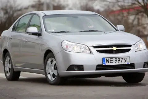 Srebrny Chevrolet Epica 2007 z polskimi tablicami WE 9975L jedzie po drodze.