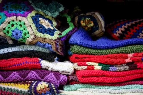 Tessuti colorati all'uncinetto, un'esplosione di creatività con uncinetto idee originali. Coperte e cuscini in pile di lana.