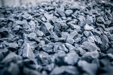 Głazowisko szarego żwiru, idealnego do budowy betonu. Zastanawiasz się, ile żwiru na kubik betonu? Oto odpowiedź w naturze.