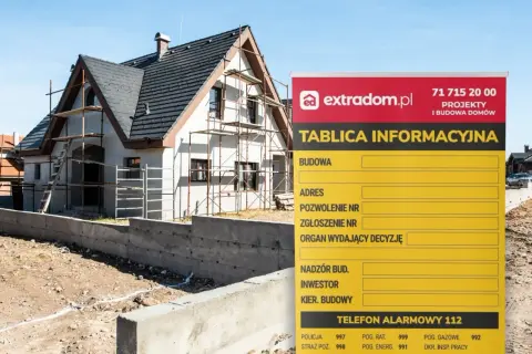 Tablica informacyjna budowy domu w trakcie budowy, z polami do wypełnienia: adres, pozwolenie, nadzór.