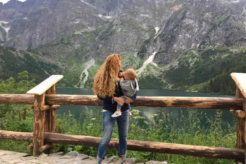 Piękne zakopane szlaki dla dzieci z wózkiem. Mama z dzieckiem na tle gór i jeziora.
