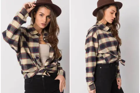 Modelka w brązowym kapeluszu i flanelowej koszuli w kratę, styl grunge.