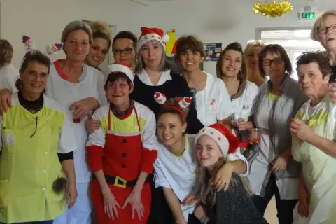 Une équipe de l'Ehpad, joyeuse et festive, prépare un événement. Un exemple de bonne ambiance pour la planification.