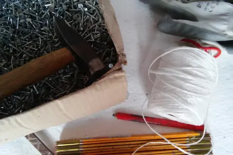 Jakie gwoździe do sznurkowania wybrać, aby uniknąć uszkodzeń materiału?