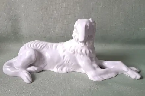 Biała porcelanowa figurka charta rosyjskiego, jakby gotowa do pierwszego balu w Bogucicach. Elegancka i dostojna.
