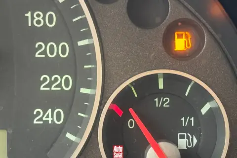 Wskaźnik paliwa pokazuje niski poziom, świeci się kontrolka rezerwy. Ile km na rezerwie diesel? Trudno powiedzieć, ale lepiej tankować.