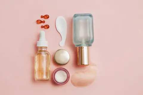 Natürliche Kosmetik mit Retinol: Tropfen, Cremes und Seren für jugendliche Haut.