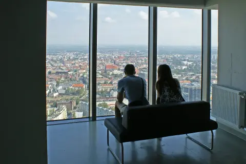 Para podziwia widok z okna, zastanawiając się, ile pięter ma Sky Tower.