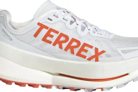 Weißer Adidas Terrex Laufschuh mit orangefarbenem Logo und Profilsohle.