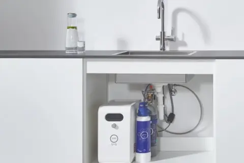 Sistema compatto per depurare l'acqua del rubinetto, con filtro e bombola sotto il lavello.