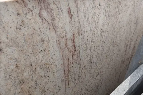 Granit Shivakashi o jasnym, kremowym tle i rudych żyłkach, przypominający starożytne mapy.
