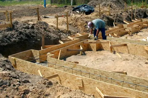 Ile desek na szalunek fundamentu? Oblicz dokładnie i uniknij strat