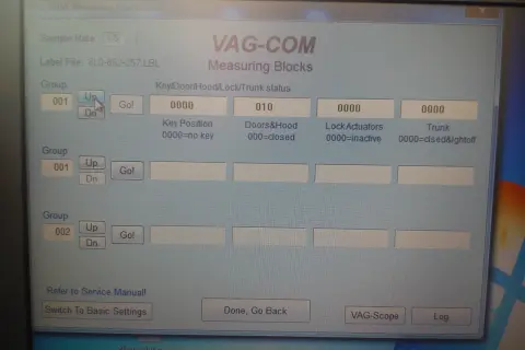 Ekran komputera z programem VAG-COM, pokazujący okno "Measuring Blocks" z danymi kluczyka Audi.
