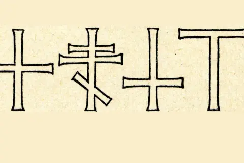 Verschiedene Kreuzformen, darunter ein Paulus-Kreuz, auf hellem Untergrund.