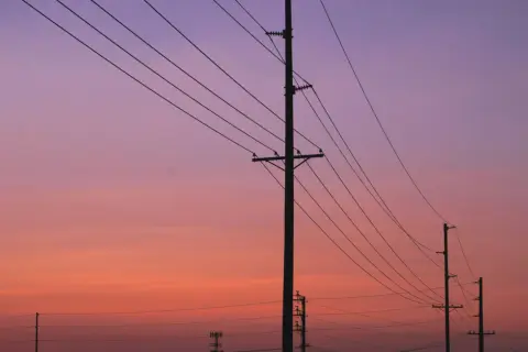 Jak skutecznie pozbyć się słupa energetycznego na działce?