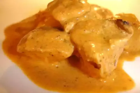 Délicieux poulet tikka massala crémeux et épicé, baignant dans une sauce onctueuse. Un plat réconfortant et savoureux.