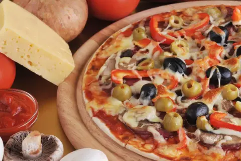 Jak poprawnie przygotować pizzę: najpierw ser czy dodatki?