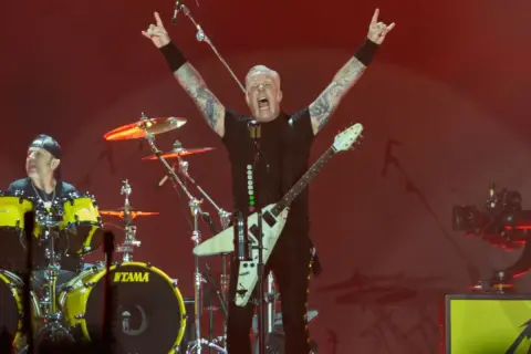 James Hetfield z Metalliki szaleje na scenie podczas koncertu w Polsce. Fani czekają na Metallica koncert Polska 2026!