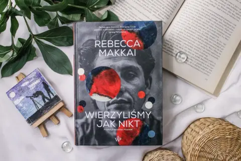 Wierzyliśmy jak nikt. Okładka książki "Wierzyliśmy jak nikt" Rebekki Makkai, obok mały obrazek z widokiem na niebo.