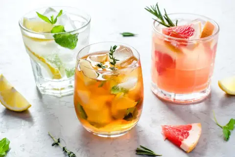 Orzeźwiające drinki z cytryną i miętą, grejpfrutem i rozmarynem. Idealne na lato, jak Żubrówka Kwaśna Cytryna.
