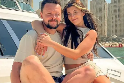 Para młodych na jachcie w Dubaju. Ona, uśmiechnięta, obejmuje go. Ciekawe, ile lat ma Fusialka?
