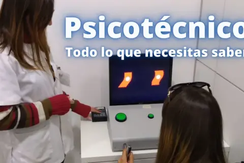Preparación para el psicotécnico: una persona realiza una prueba de visión en un ordenador mientras otra le da instrucciones.
