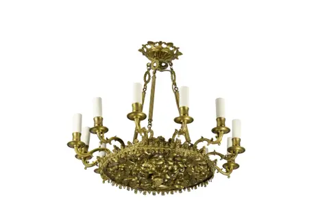 Un lustre en bronze doré, orné de motifs floraux complexes, prêt à être relooké pour retrouver tout son éclat.