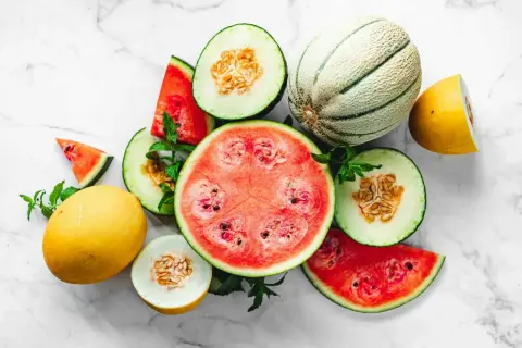 En härlig blandning av meloner och vattenmelon, som visar att vattenmelon nyttigt är en sanning. Mintblad ger en fräsch touch.