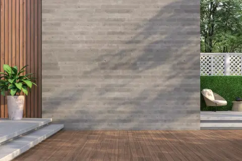 Pared de hormigón impreso con textura de madera, ideal para exteriores. Aprende como hacer hormigon impreso para tu jardín.