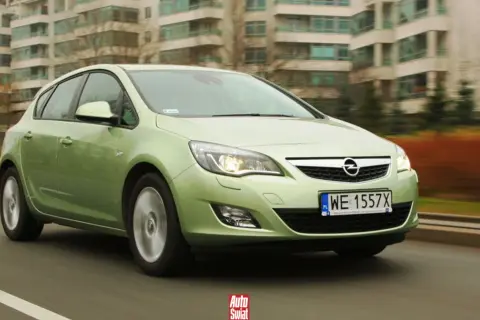 Zielona Astra na drodze, zastanawiasz się, ile pali Opel Astra? Ten model może być ekonomiczny.