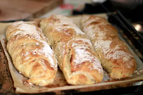Tre nybakade surdegsbröd ligger på en plåt. Perfekt för att frysa surdeg och ha färskt bröd till hands.