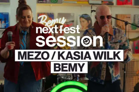 MEZO / Kasia Wilk na Next Fest Session. W tle widać płyty winylowe i rośliny.
