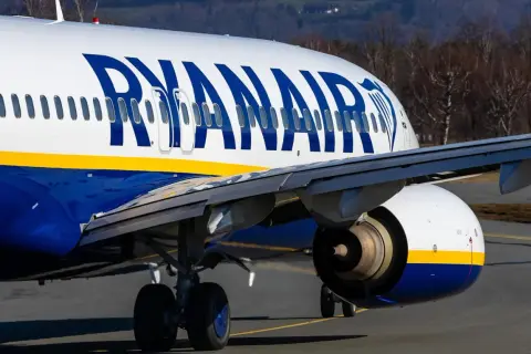 Samolot Ryanair na płycie lotniska. Szybka odprawa online to klucz do udanej podróży tym przewoźnikiem.