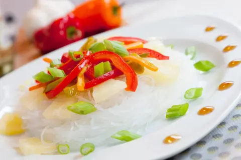 Leckeres Glasnudel Rezept mit Paprika, Ananas und Frühlingszwiebeln, garniert mit Sojasauce.