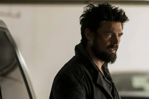 Karl Urban mit zerzaustem Haar und Bart, bereit für seine nächsten Filme und Serien.