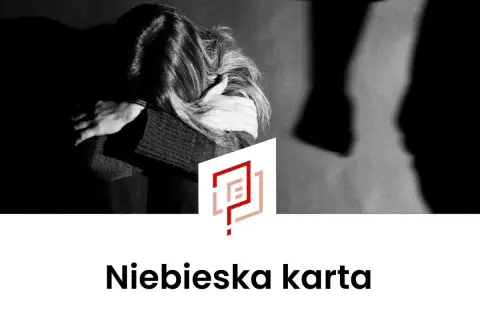 Ciemna sylwetka kobiety skulonej w bólu, cień mężczyzny obok. Co to niebieska karta? Symbol pomocy ofiarom przemocy.