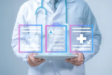Arzt mit Tablet zeigt digitale Dokumente, die eine Leitlinie Mammakarzinom, Patientenakte und medizinische Symbole darstellen.