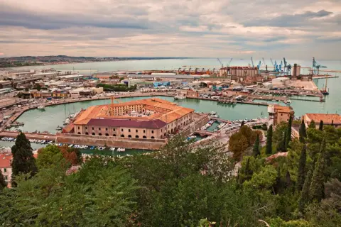 Vista panoramica del porto di Ancona, con il Palazzo delle Dogane e il porto industriale. Un luogo affascinante da scoprire tra le cose da vedere nelle Marche.