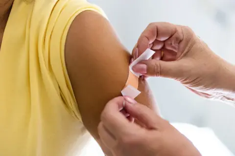 Haut wird mit einem Pflaster versorgt, um eine mögliche Pflasterallergie zu behandeln.