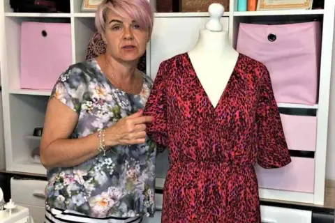 Jak bez krawca zwęzić sukienkę w biuście? Proste triki ratunkowe