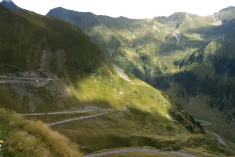 Niezapomniane trasy motocyklowe w Europie: Alpy, Rumunia i więcej