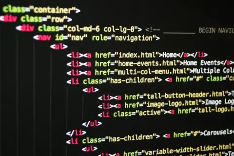 Kod HTML strony internetowej, pokazujący strukturę nawigacji. To przykład tego, jak działa git hub co to za platforma do współpracy przy kodzie.