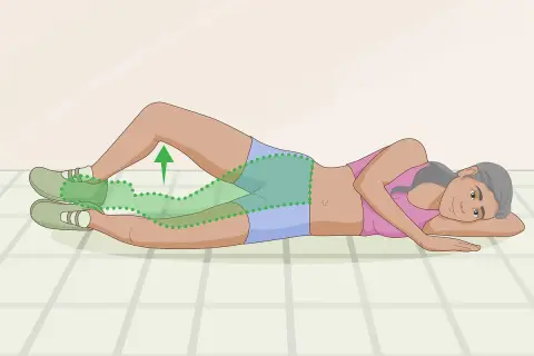 Femme effectuant un exercice adducteur, allongée sur le côté, soulevant la jambe supérieure.