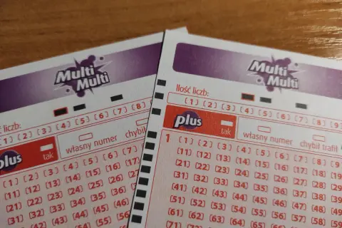 Dwie zdrapki lotto Multi Multi, z zaznaczonymi polami. Szansa na wygraną to multi multi prawdopodobieństwo.