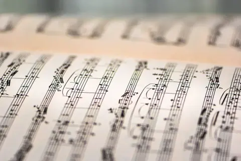 Muzyka z filmu Duch: Emocjonalna podróż przez niezapomniane utwory