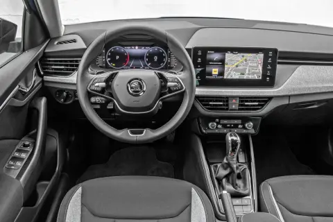 Wnętrze Skody Scala z cyfrowymi zegarami i ekranem multimediów. Sprawdź atrakcyjną skoda scala cena i wyposażenie.