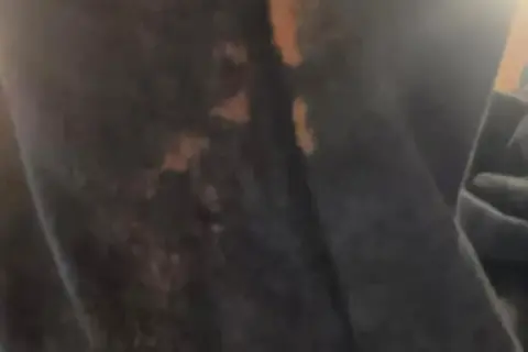 Macchie di candeggina su tessuto scuro, un problema comune per cui i rimedi della nonna sono sempre utili.
