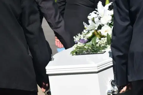 Ile kosztuje pogrzeb świecki? Poznaj ukryte wydatki i oszczędności